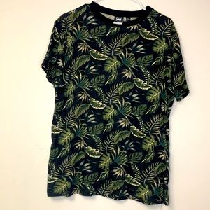 Mens WXYZ green leafs jungle short sleeve Tshirt. Size Large. Made in India.
